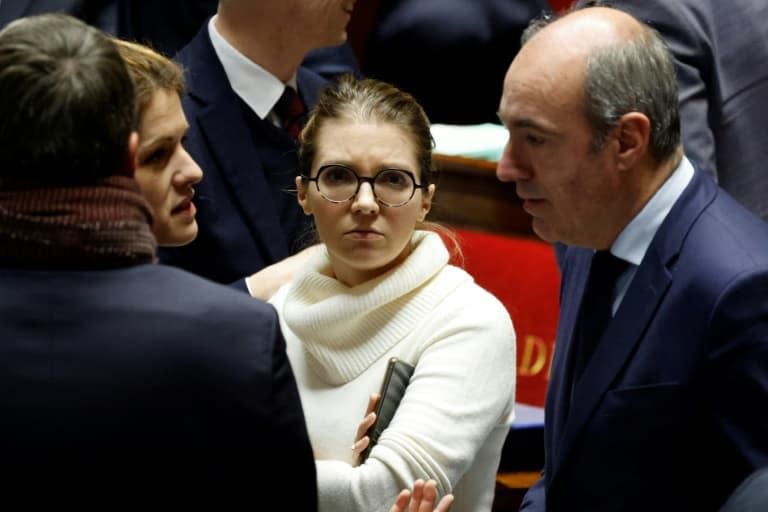 La présidente du groupe Renaissance Aurore Bergé (C) discute le 7 février 2023 à l'Assemblée nationale à Paris avec le patron du groupe LR Olivier Marleix (D) - Ludovic MARIN © 2019 AFP