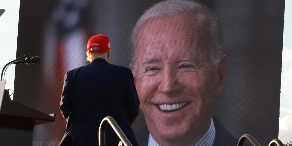 Trump schaut ein Biden-Video auf einer Wahlkampfveranstaltung in Florida<span class="copyright">Getty Images</span>