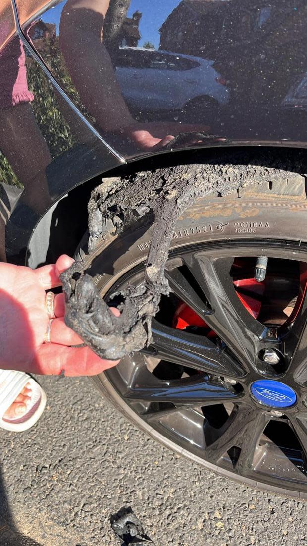 Anunciante de Swindon: asfalto pegajoso en un neumático que se salió de la superficie de la carretera