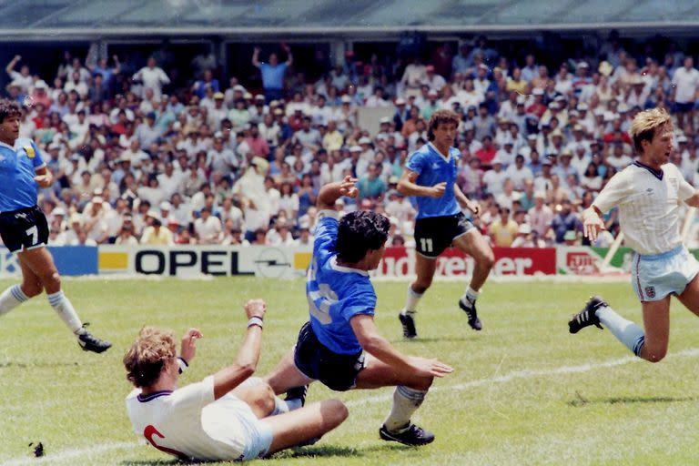 Maradona ya definió, con el arquero Peter Shilton fuera de escena, y Jorge Burruchaga y Jorge Valdano son meros testigos de la maravilla.