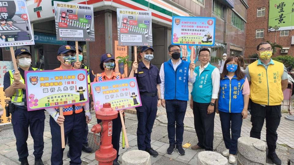 蘆竹分局員警強力宣導道路行人安全觀念。（記者張欽翻攝）