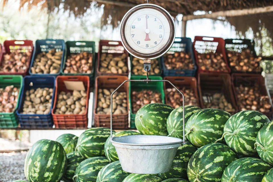 Reife Melonen wiegen mehr, als gleichgroße unreife Melonen. (Bild: Getty Images)