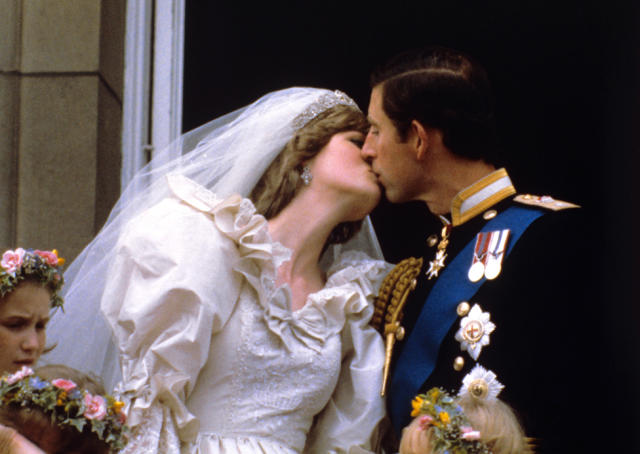 Los reci&#xe9;n casados, el pr&#xed;ncipe y la princesa de Gales, se besaron en el balc&#xf3;n del palacio de Buckingham despu&#xe9;s de su ceremonia de boda en la catedral de San Pablo.