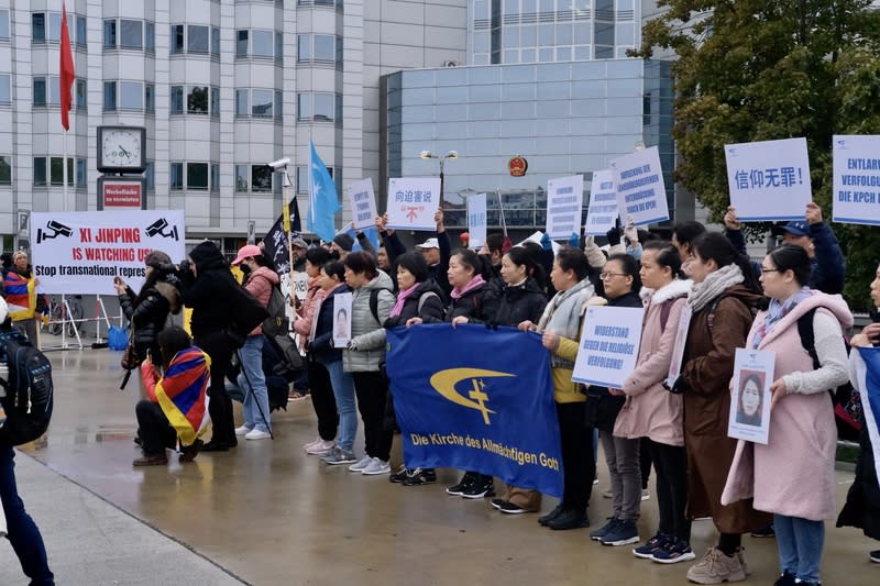 人權團體中國駐德使館前抗議 中共1日慶祝建政75週年，多個人權團體聚集在柏林 亞諾維茨橋上，對著緊鄰橋畔的中國駐德國大使館示 威抗議。 中央社記者顏若瑾柏林攝  113年10月2日 