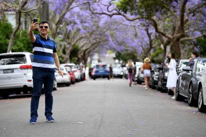 Ein Mann macht am Sonntag in Kirribilli ein Selfie. Quelle: AAP