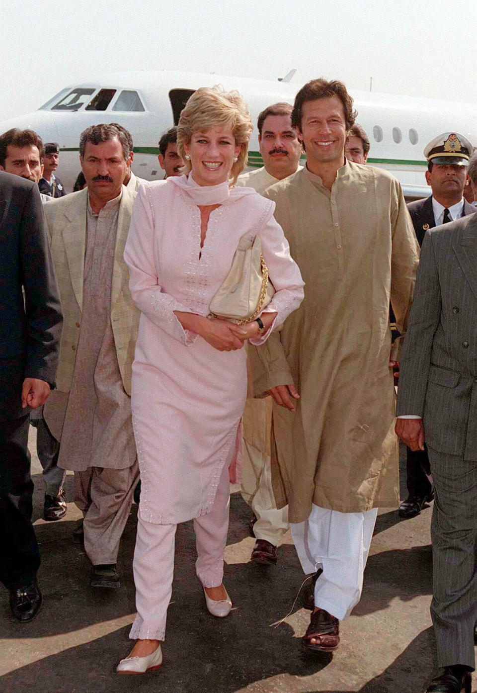 Diana, Prinzessin von Wales, trug bei ihrer Ankunft in Lahore, Pakistan, im April 1996 einen traditionellen Salwar Kamiz. [Foto: Getty]