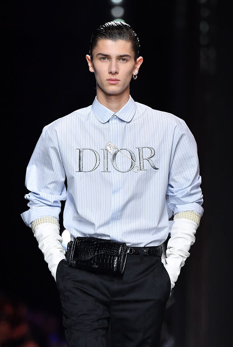 El príncipe Nikolai de Dinamarca camina por la pasarela durante un espectáculo de Dior Homme Menswear en París