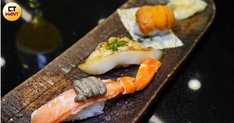採訪當日提供的握壽司為松葉蟹、比目魚鰭邊與北海道馬糞海膽，供應品項每日不同，依現場為準。