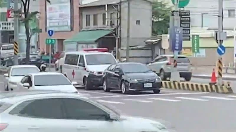 黑色轎車狂擋救護車去路。（圖／翻攝自爆料公社二社 臉書）