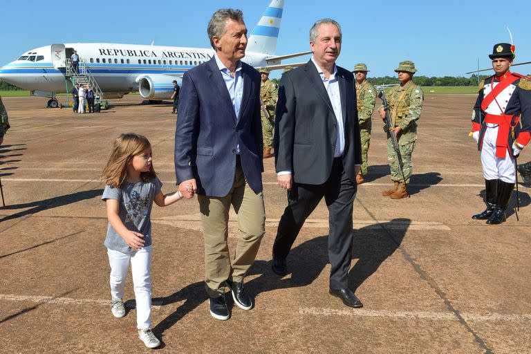 El presidente Mauricio Macri, junto a su hija Antonia y el gobernador de Misiones, Hugo Passalacqua, al arribar al Aeropuerto Internacional de Iguazú, donde se están realizando obras de modernización.