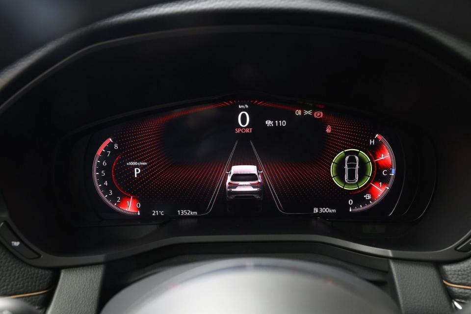 全車系標配的12.3吋全數位儀錶擁有高畫質的全彩顯示，且除了簡單風格的三環錶設計之外，在開啟駕駛輔助系統之後則會有專屬顯示介面。