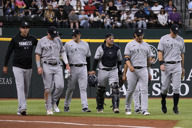 Bauers crashes into wall, hurt in 1st inning of Yanks debut