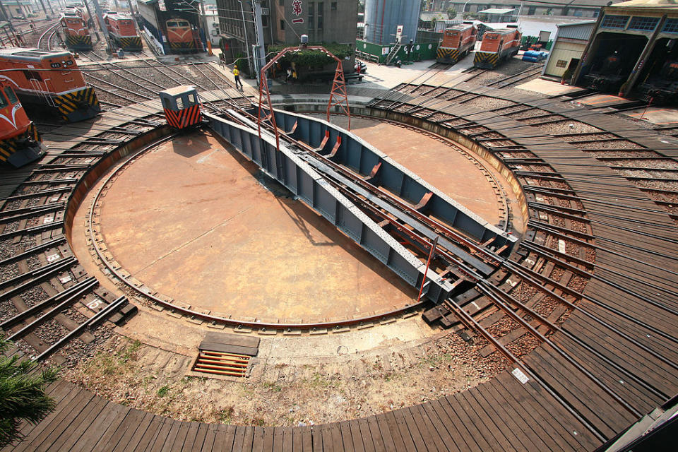 扇形車庫 (Photo by Wei-Cheng Huang, License: CC BY-SA 2.0, 圖片來源commons.wikimedia.org/wiki/File:TRA_Changhua_Turntable_01.jpg)