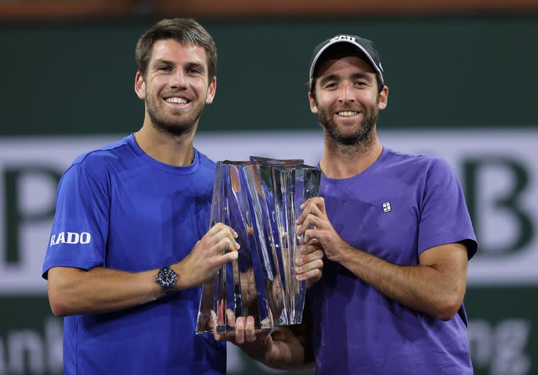 Norrie, junto a su entrenador argentino, Facundo Lugones, con el trofeo de campeón de Indian Wells