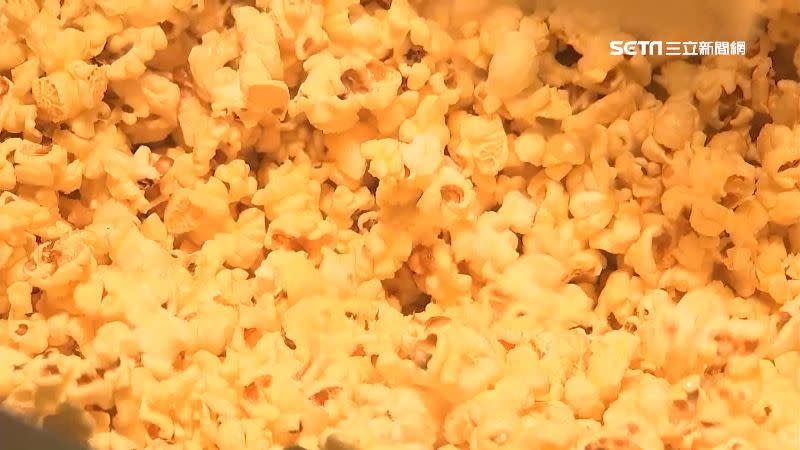 金黃爆米花是不少民眾看電影的首選零食，營養師表示「選對口味還可以更健康」。