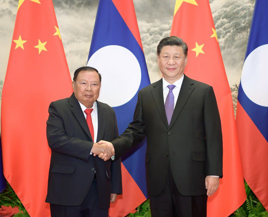 寮國總統沃拉吉（左）2017年在北京會晤中國國家主席習近平，也讓寮國踏入了一帶一路的「債務陷阱」。   圖：翻攝自中國大使鄧錫軍推特