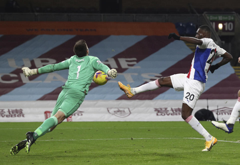 El arquero de Burnley Nick Pope ataja frente a Christian Benteke de Crystal Palace en el partido de la Liga Premier inglesa, el lunes 23 de noviembre de 2020, en Burnley. (Jan Kruger/Pool vía AP)