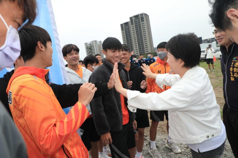 「台中市足球運動休閒園區」開工動土典禮，中央地方合力投入十五點一億元興建，預計一一四年底完工。（記者徐義雄攝）