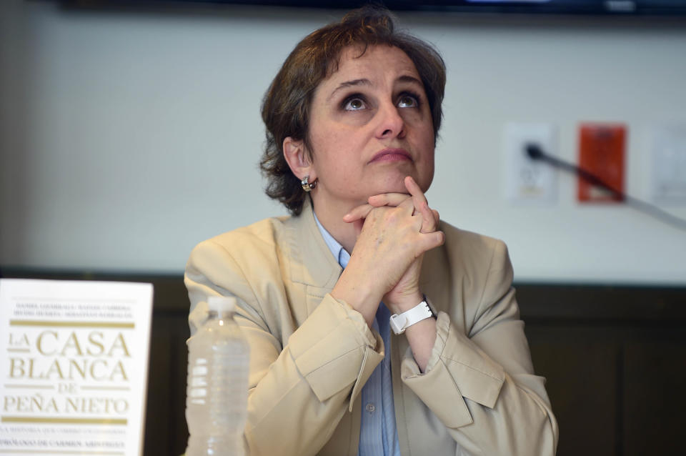 Mexican journalist Carmen Aristegui during a meeting with members of the media at the Editorial Group Random House Mondadori'offices in Mexico City, on July 21, 2016.  Aristegui and four other journalists referred to the recently published book "La Casa Blanca de Pena Nieto" (Pena Nieto's White House) and about the lawsuit presented against them by MVS radio and television group president Joaquin Vargas. / AFP / ALFREDO ESTRELLA        (Photo credit should read ALFREDO ESTRELLA/AFP via Getty Images)