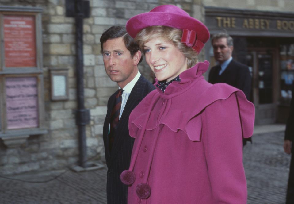 El Príncipe Carlos y la Princesa de Gales en la Abadía de Westminster, Londres, para un servicio del centenario para el Royal College Of Music el 28 de febrero de 1982. (Getty Images)