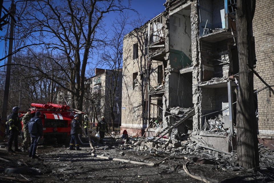 Rescatistas del servicio ucraniano de emergencias trabajan en un edificio dañado por bombardeos en la región de Donetsk, Ucrania, el martes 14 de marzo de 2023. Una persona murió, según las autoridades locales. (AP Foto/Roman Chop)