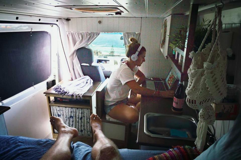 La pareja australiana @adventuringtwo convirtieron la encimera de su Mercedes Sprinter en un escritorio. La silla es al mismo tiempo espacio para el almacenaje y cuando se cierra parece un mueble de cocina. (Foto: Instagram / <a href="http://www.instagram.com/adventuringtwo/" rel="nofollow noopener" target="_blank" data-ylk="slk:@adventuringtwo;elm:context_link;itc:0;sec:content-canvas" class="link ">@adventuringtwo</a>).