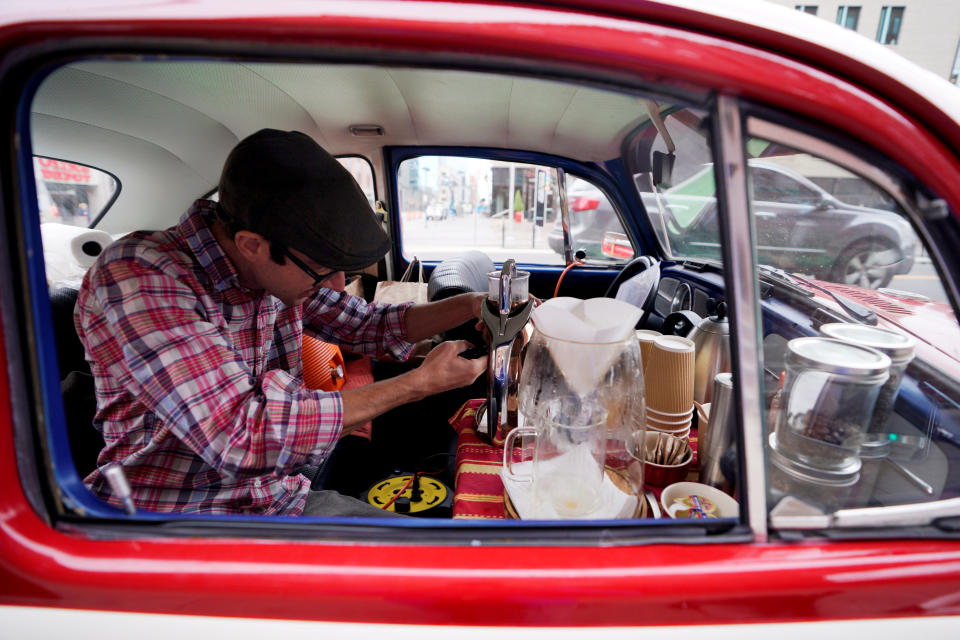 <p>Matthew Pendleton hat seinen VW-Käfer, Baujahr 1968, zu einem Café ausgebaut. Er serviert die frisch gebrühten Muntermacher in der Innenstadt von Denver im US-Bundesstaat Colorado. (Bild: Reuters) </p>