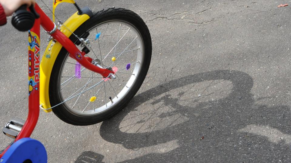 Nicht immer haften die Eltern, wenn ihr Kind bei der Fahrt mit dem Fahrrad ein Auto beschädigt. Ist das Kind erfahren im Umgang mit Rad und Verkehr, können Geschädigte auf den Kosten sitzen bleiben.