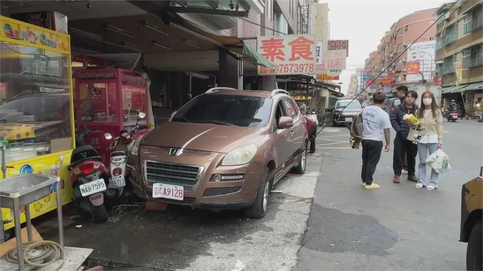 疑輪胎爆胎失控打滑　試駕車連撞4攤位9機車滿地狼藉