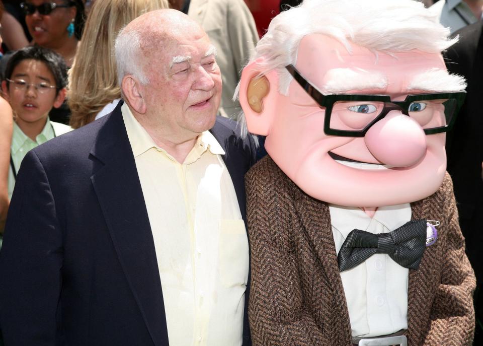 Ed Asner and his character, the old man Carl Fredricksen, at the premiere of Disney-Pixar's Up in Hollywood, May 2009 - Valerie MACON/AFP