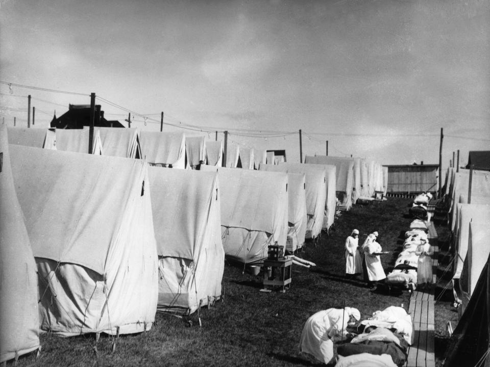 Nurses care for victims of the Spanish flu in 1918.