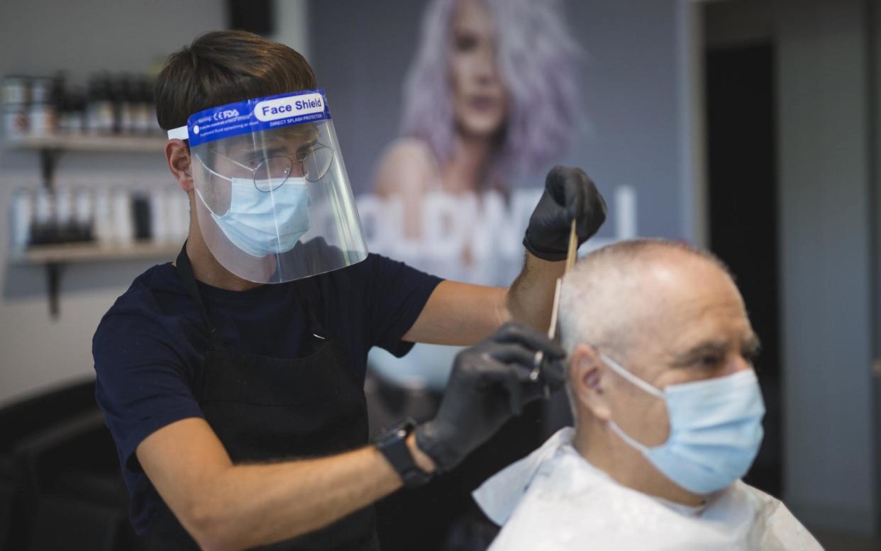 Hairdressers to close again: What England's new lockdown rules mean for your hair appointment - Xavi Torrent