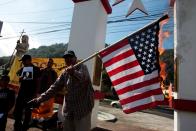 <p>Un grupo de trabajadores protestan contra Trump en El Salvador. REUTERS/Jose Cabezas </p>