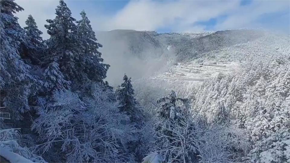 如富士山美景...奇萊連峰白雪皚皚！花蓮平地抬頭就能賞雪景