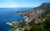 Monaco : si petit que l'état souverain tient dans Central Park. On le surnomme le rocher mais de là à imaginer que Monaco pourrait tenir dans Central Park, c'est surprenant mais pourtant vrai. En 2011, Monaco couvrait à peine une superficie de 2,02 km2. La ville gagne de la surface sur la mer.