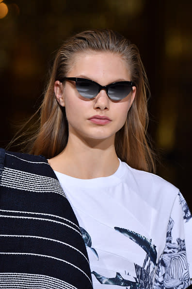 Gafas de sol cat-eye. Este sensual modelo revive la próxima temporada, pero en su versión extra-small, que cubre apenas los ojos. Adoramos este modelo de Stella McCartney. - Foto: Pascal Le Segretain/Getty Images