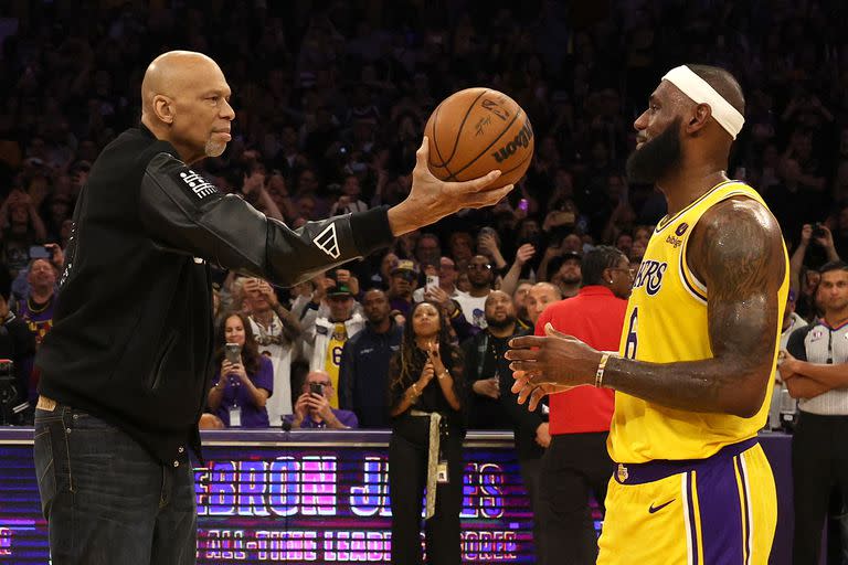 Dos históricos: Kareem Abdul-Jabbar y LeBron James 