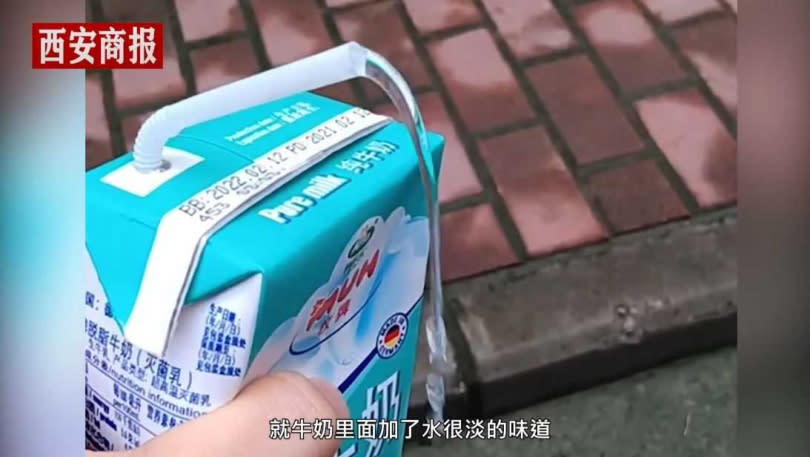 中國1名婦人在超市買到透明無色的牛奶。（圖／翻攝自漩渦視頻官方YouTube）