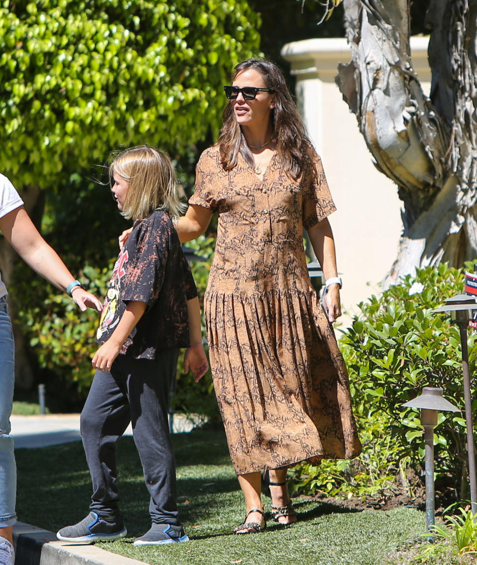 Jennifer Garner walks with her children in Los Angeles. - Credit: BG004/Bauergriffin.com / MEGA