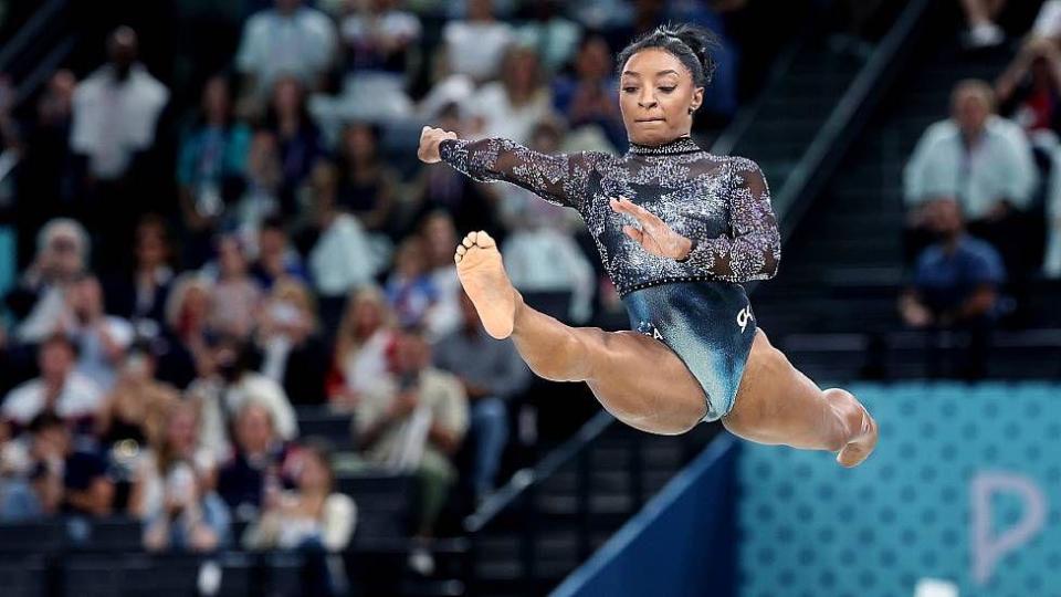 Simone Biles en la barra de equilibrio