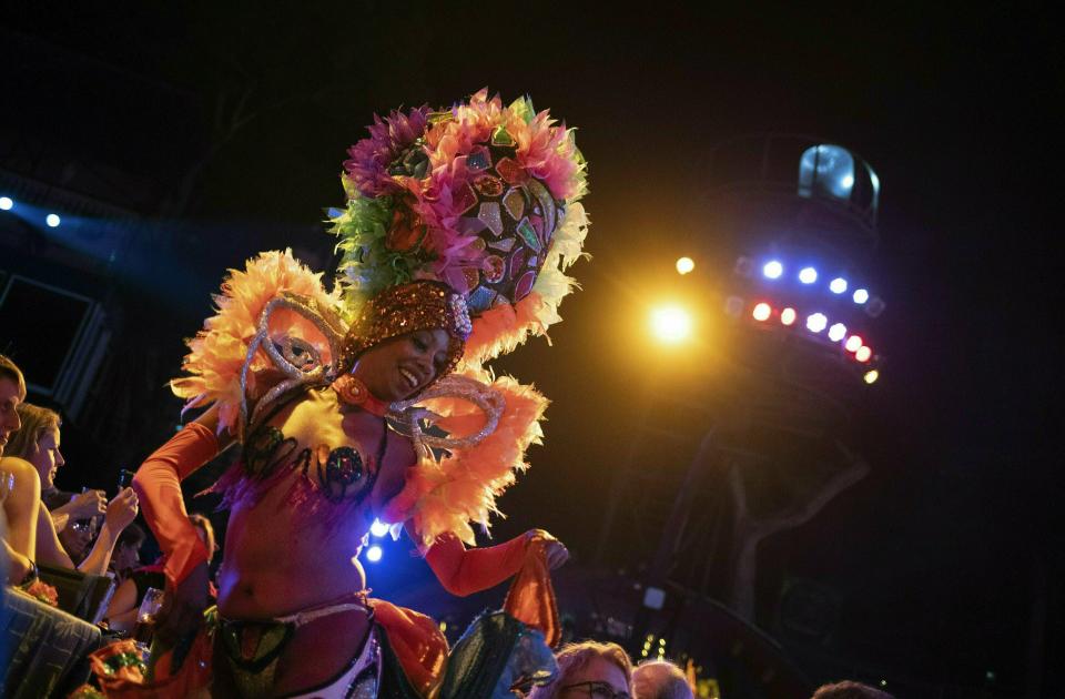 En esta foto del 10 de mayo de 2019, una bailarina del cabaret de Tropicana se presenta durante el cierre de una feria internacional de turismo en La Habana, Cuba. (AP Foto / Ramón Espinosa)