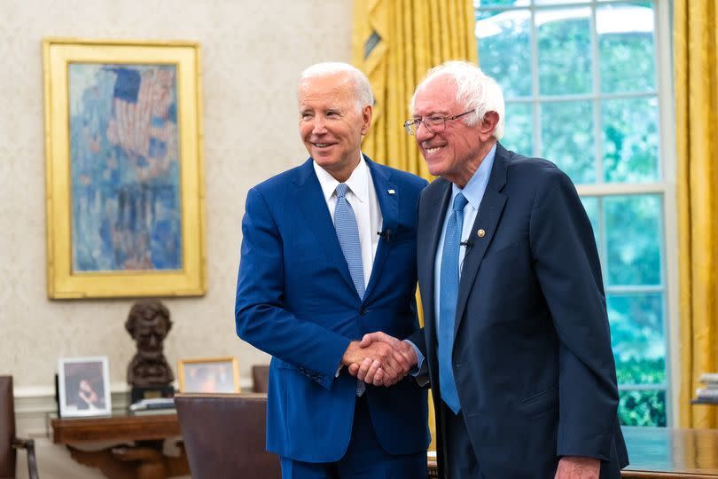 美國總統拜登(Joe Biden，左)和參議員桑德斯(Bernie Sanders，右)，17日在白宮接見不同行業的工會領袖。(翻攝自Joe Biden臉書)