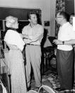 Aquí le vemos hablando con Billy Wilder y Jan Sterling durante el rodaje de ‘El gran carnaval’ (1951). (Foto: Hulton Archive / Getty Images)