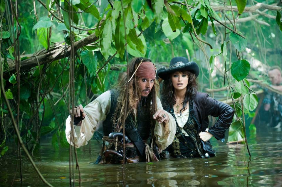 Weniger stilvoll wässert Johnny Depp in "Fluch der Karibik 4" (2011) - Co-Star Penelope Cruz wäre ein Bikini sicherlich lieber gewesen als die schwere Piraten-Kluft. Die beiden Schauspieler kennen sich schon seit ihrer ersten Zusammenarbeit für "Blow" im Jahr 2001. (Bild: Disney Enterprises, Inc. All Rights Reserved.)