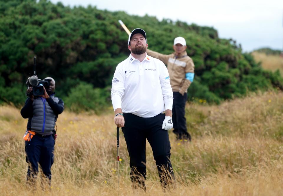 El irlandés Shane Lowry reacciona mientras juega un tiro desde el rough en el hoyo 11 durante el segundo día del Open en Royal Troon (Owen Humphreys/PA) (PA Wire)