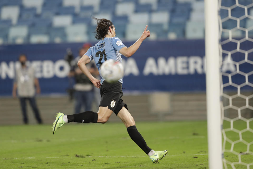 Edinson Cavani, de la selección de Uruguay, anota el segundo gol ante Bolivia en el partido de la Copa América realizado el jueves 24 de junio de 2021, en Cuiabá, Brasil (AP Foto/Andre Penner)