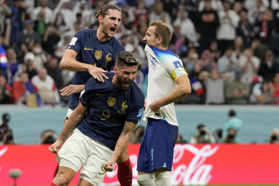 Los franceses Adrien Rabiot (arriba) y Olivier Giroud celebran luego que el inglés Harry Kane falló un penal en los cuartos de final del Mundial, el sábado 10 de diciembre de 2022, en Jor, Qatar. (AP Foto/Frank Augstein)