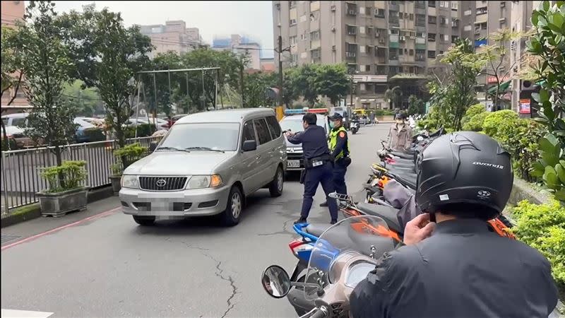 警方舉槍喝令駕駛下車。（圖／網友Ivan Ko授權提供）