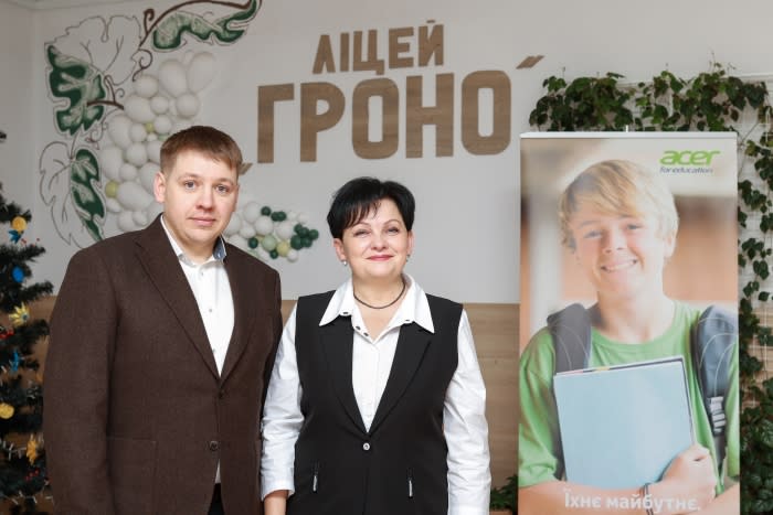 宏碁宣布捐贈筆電、平板產品給烏克蘭學校。圖為宏碁代表Yevhenni Smeliak（左）與利沃夫Lyceum Grono學校校長Somyk Nataliya（右）。