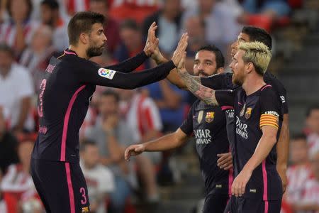 Football Soccer - Spanish Liga Santander - Athletic Bilbao v Barcelona - San Mames, Bilbao, Spain 28/08/16. Barcelona players Gerard Pique, Luis Suarez and Lionel Messi celebrate a goal during match. REUTERS/Vincent West